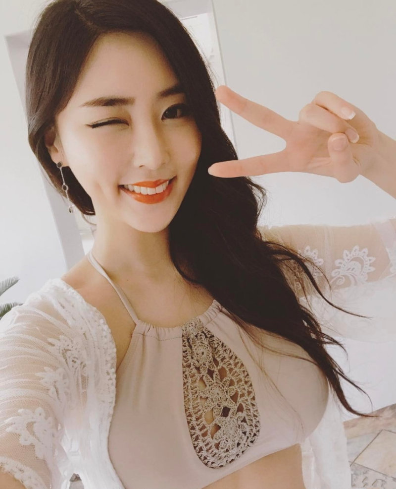 唇红齿白的女生笑起来真好看美女 zt