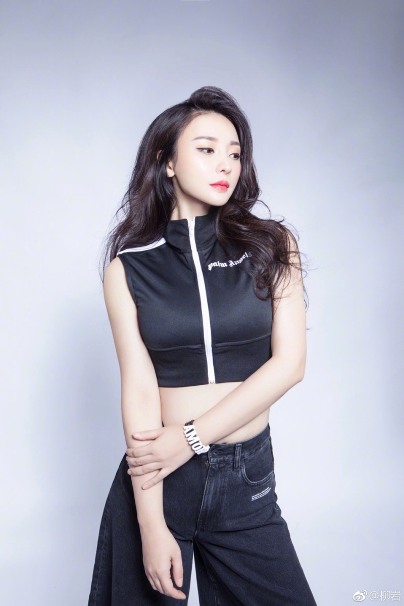 柳岩穿黑衣,搭配牛仔裤,你给几分 zt_虎扑