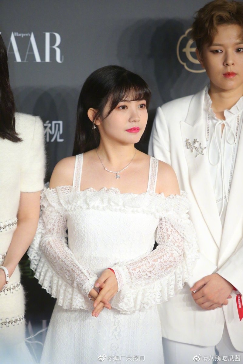 芭莎明星慈善夜火箭少女101红毯,这波什么水平 zt
