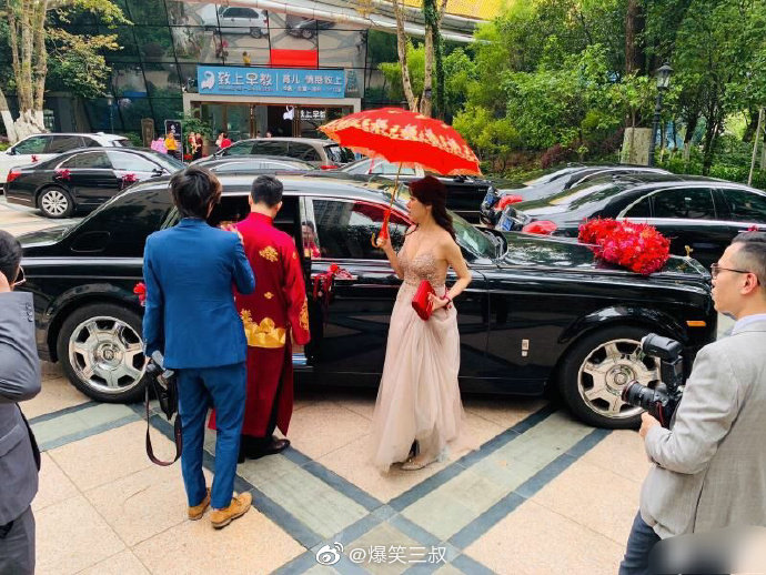 这伴娘也太抢风头了吧 zt