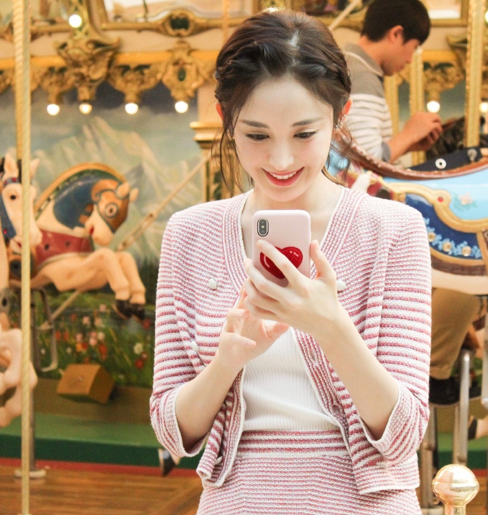 小甜甜本甜!古力娜扎坐旋转木马玉臂纤细侧颜精致 zt