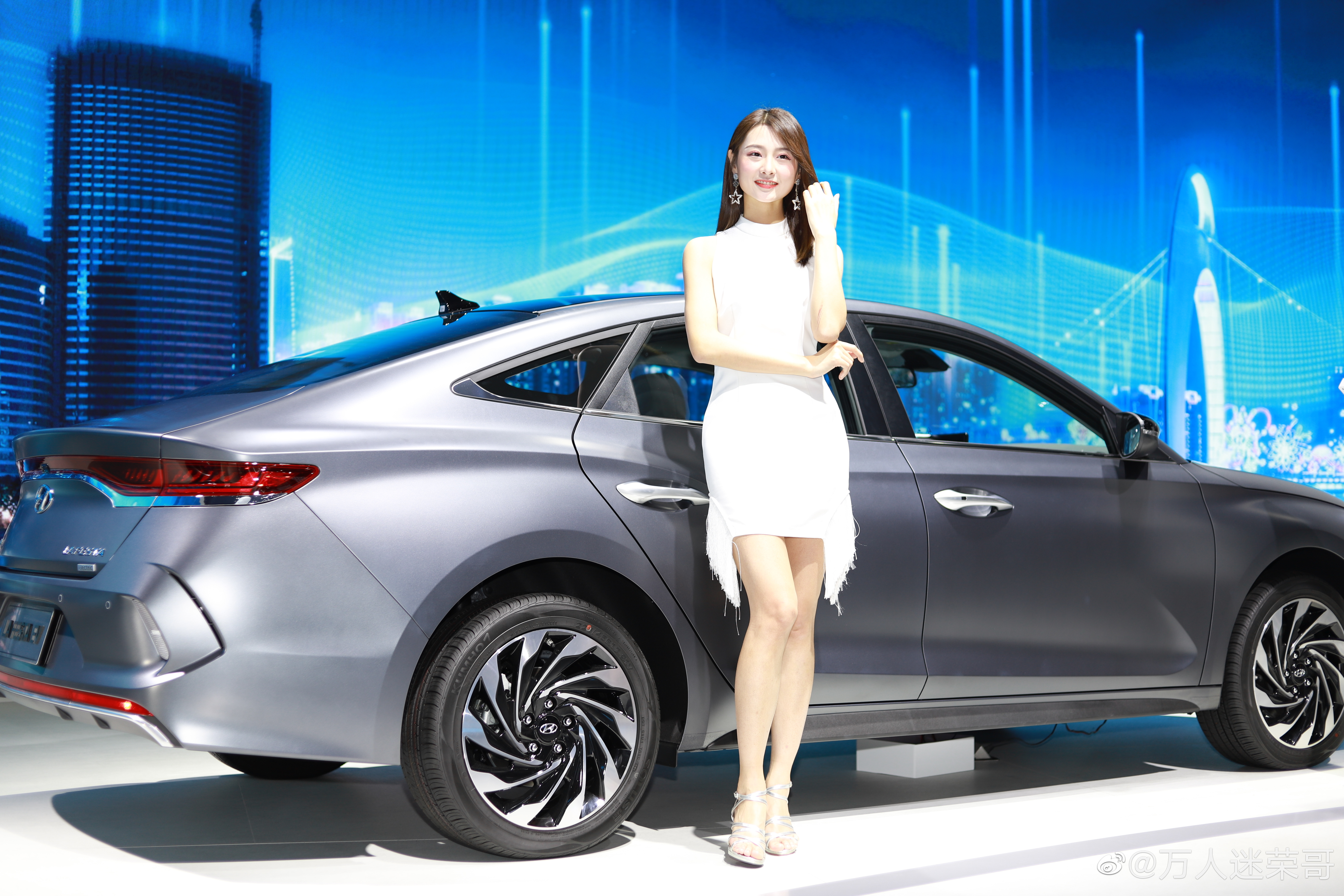广州车展车模,这妹子长得有点可爱 zt