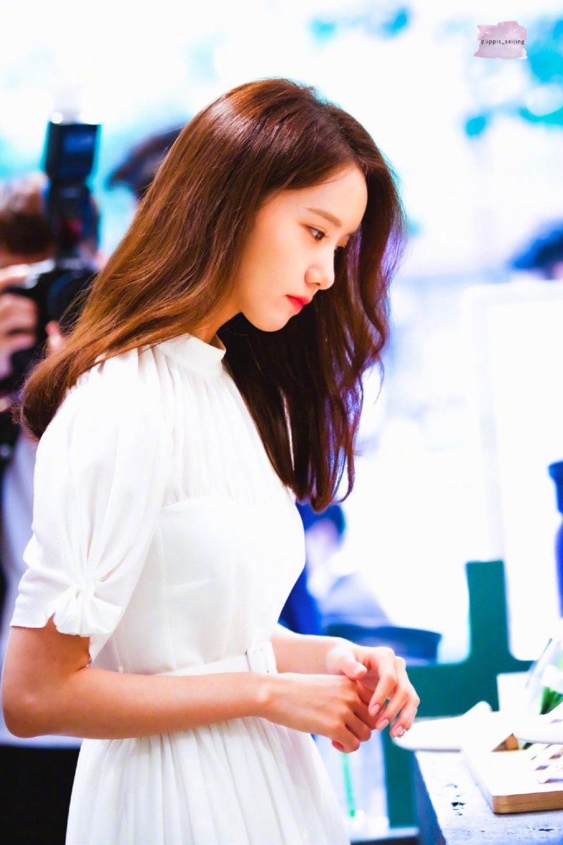 林允儿一袭小白裙现身,这侧颜什么水平? zt