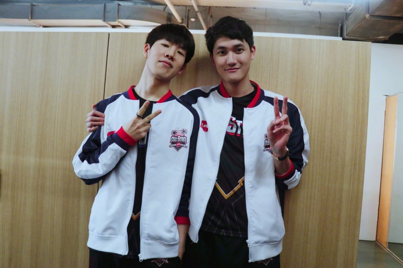 ig官方晒图:ig三c合影,theshy和karsa合影,阿水和rookie深情对视