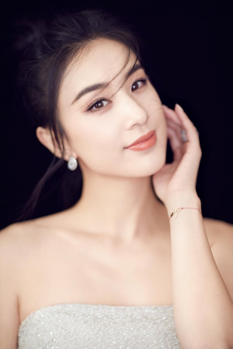 [女神新照]黄圣依这套抹胸礼服裙,你觉得身材如何? zt