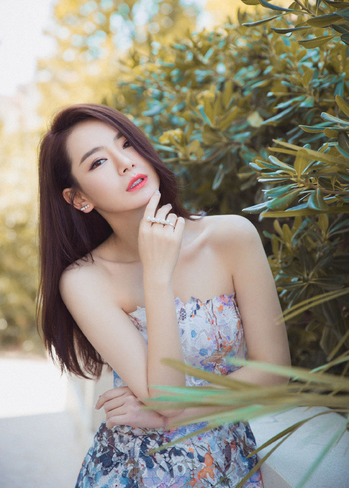 戚薇长发披肩,身穿小花裙, 你给几分 zt