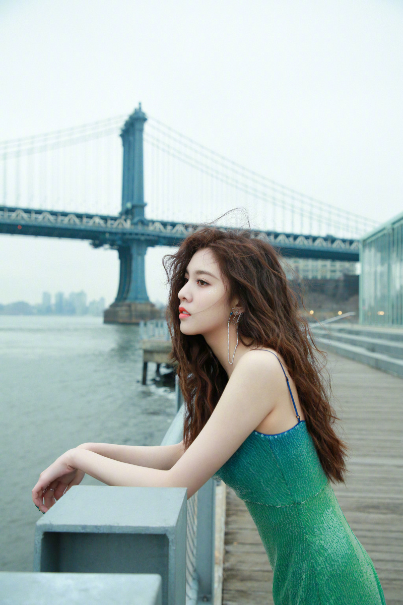 宋妍霏亮片吊带裙装,你觉得怎么样? zt