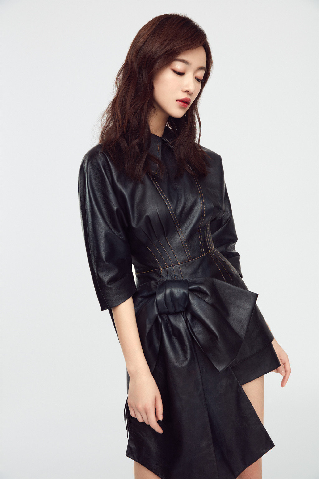 吴谨言身穿黑色束腰皮裙什么水平zt