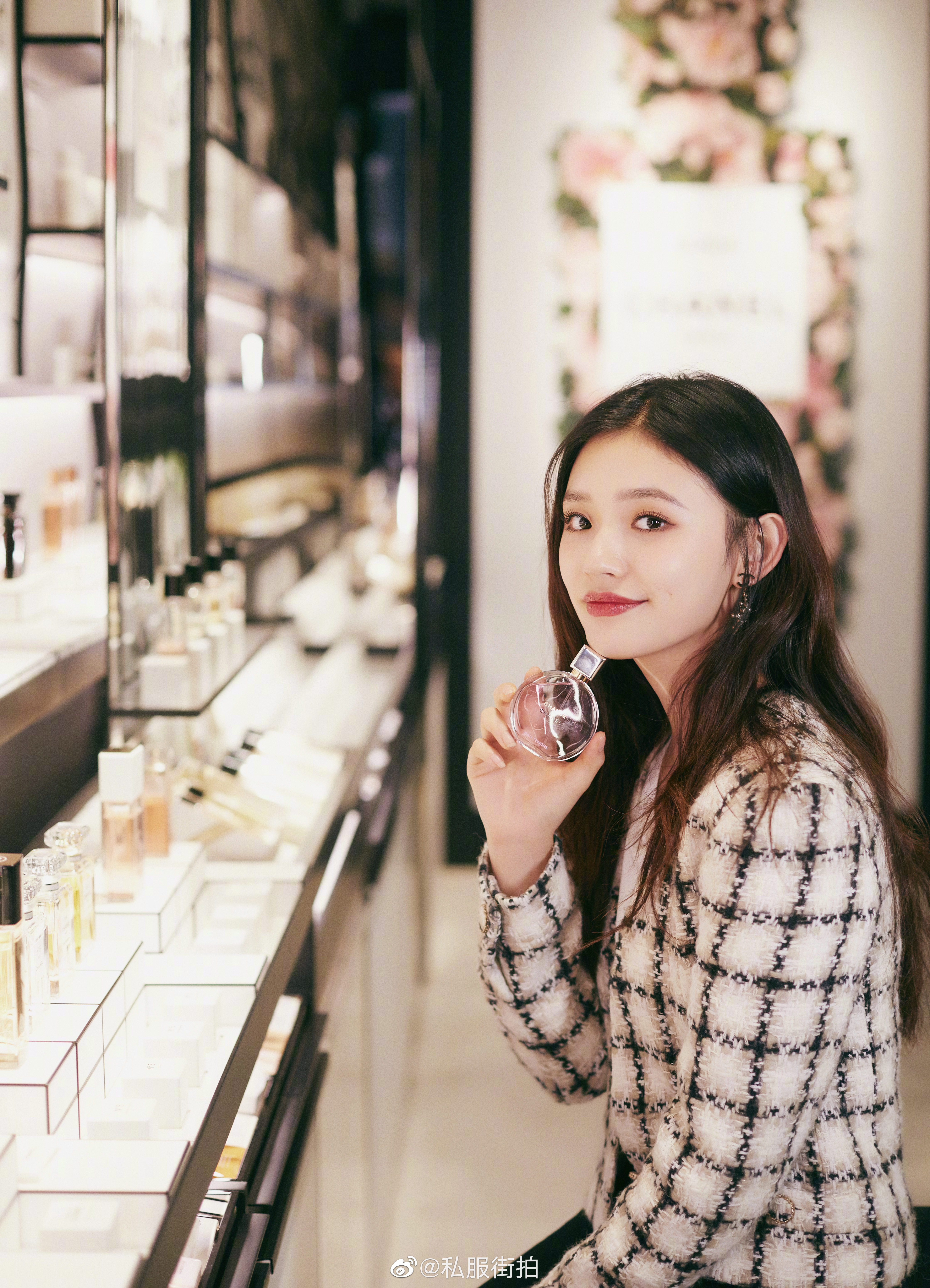 [女神新照]林允一身斜纹软呢外套出席活动,这个造型你给几分? zt