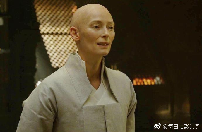 该角色最初在2016年上映的影片《奇异博士》中现身