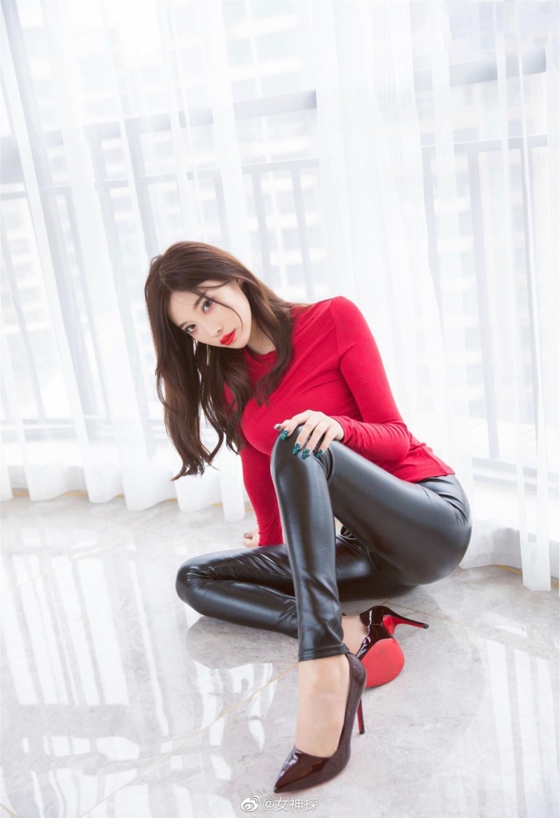 紧身皮裤让臀线更迷人? zt