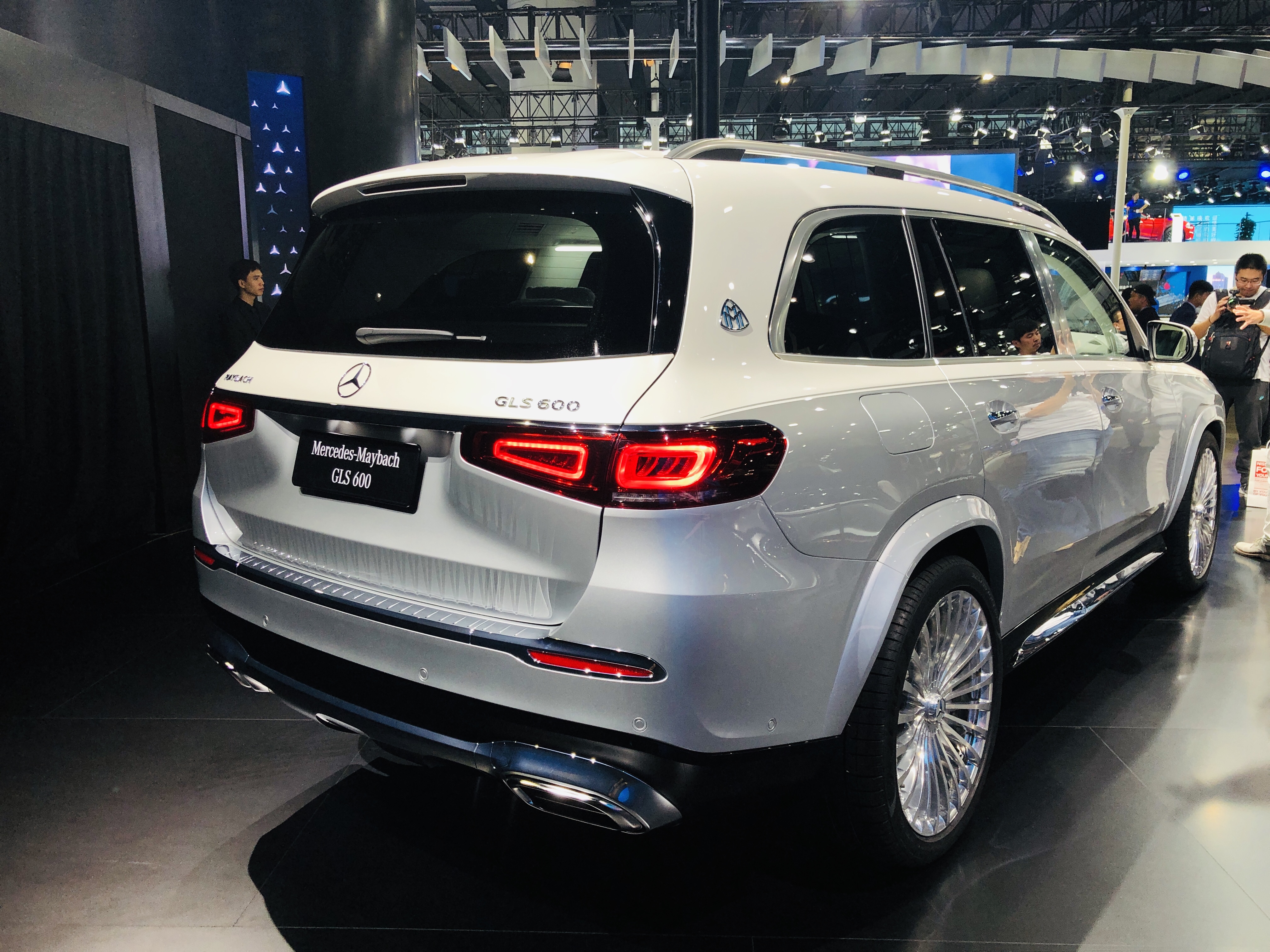 2019广州车展迈巴赫gls600这白银拼色好儒雅呀zt