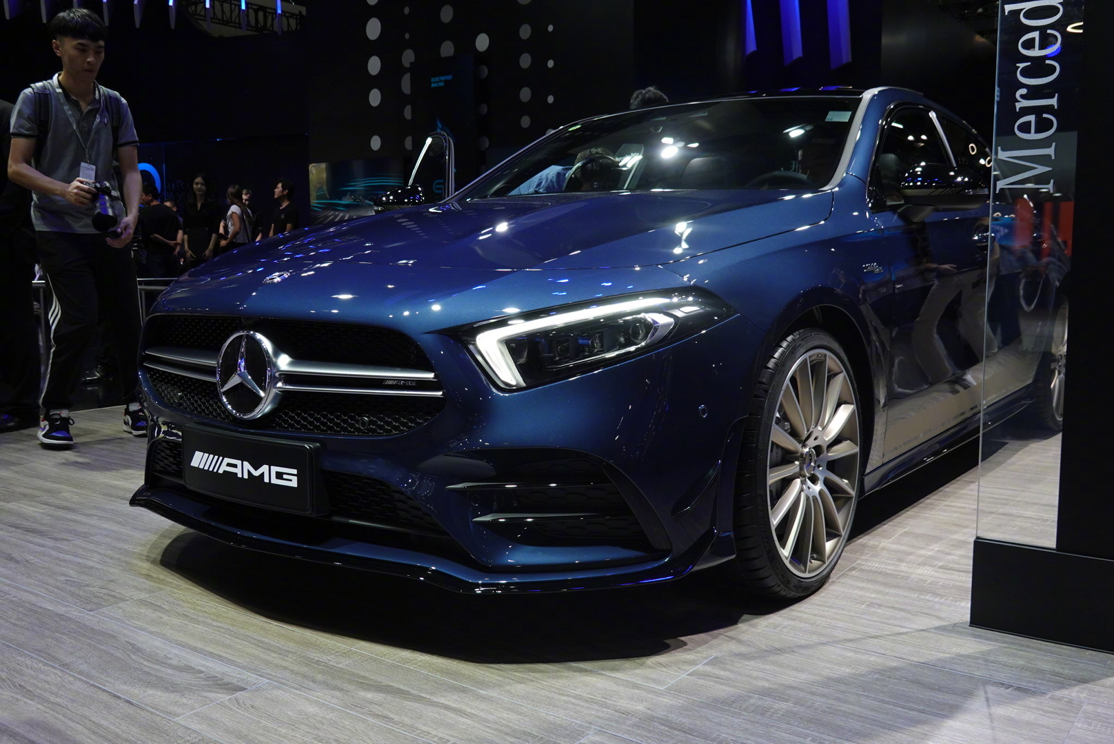 [广州车展]首款国产化的amg车型,amga35l上市,指导价:39.98-41.