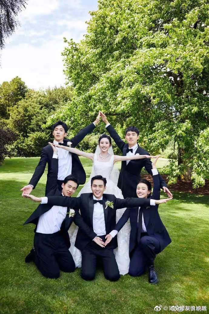 张若昀唐艺昕与伴郎团的合影然而这群人的拍照姿势竟与大妈们的拍照