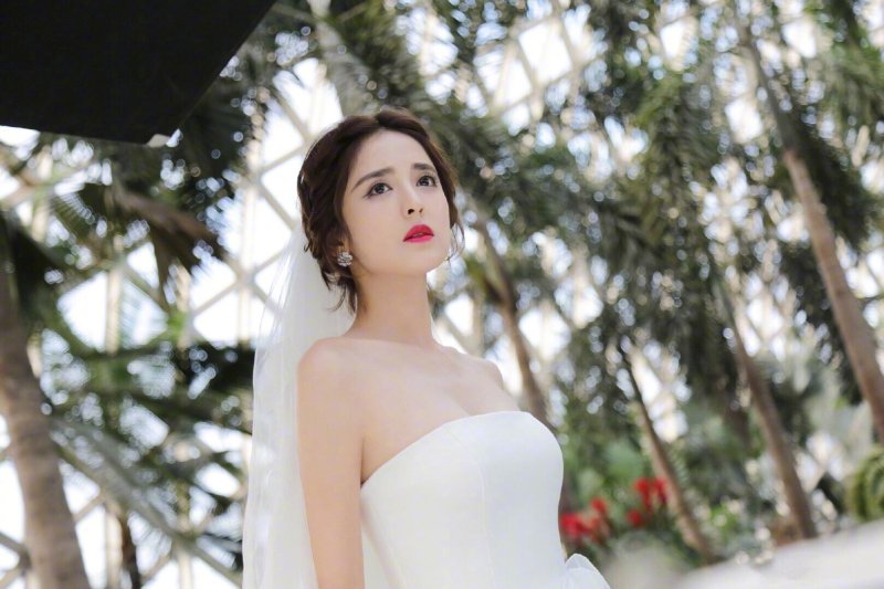 [女神新照]娜扎婚纱造型白纱红裙,古力娜扎浓妆真好看 zt