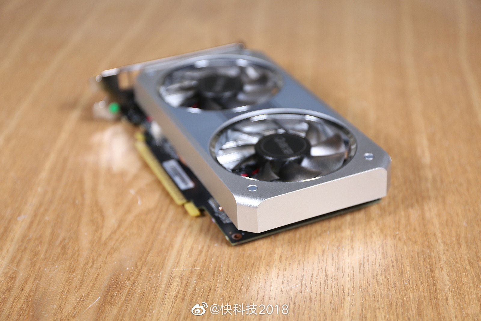 影驰geforcegtx1650大将采用全新的外观设计 zt