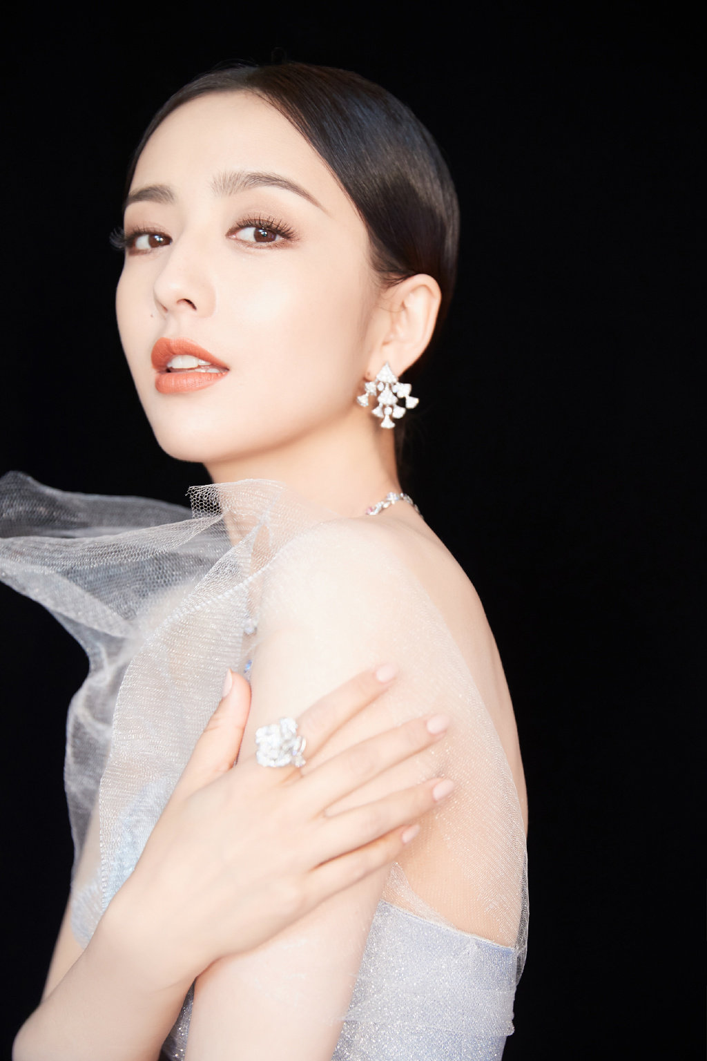 佟丽娅身穿浅蓝色薄纱裙俏秀超美肩颈线仙气十足zt