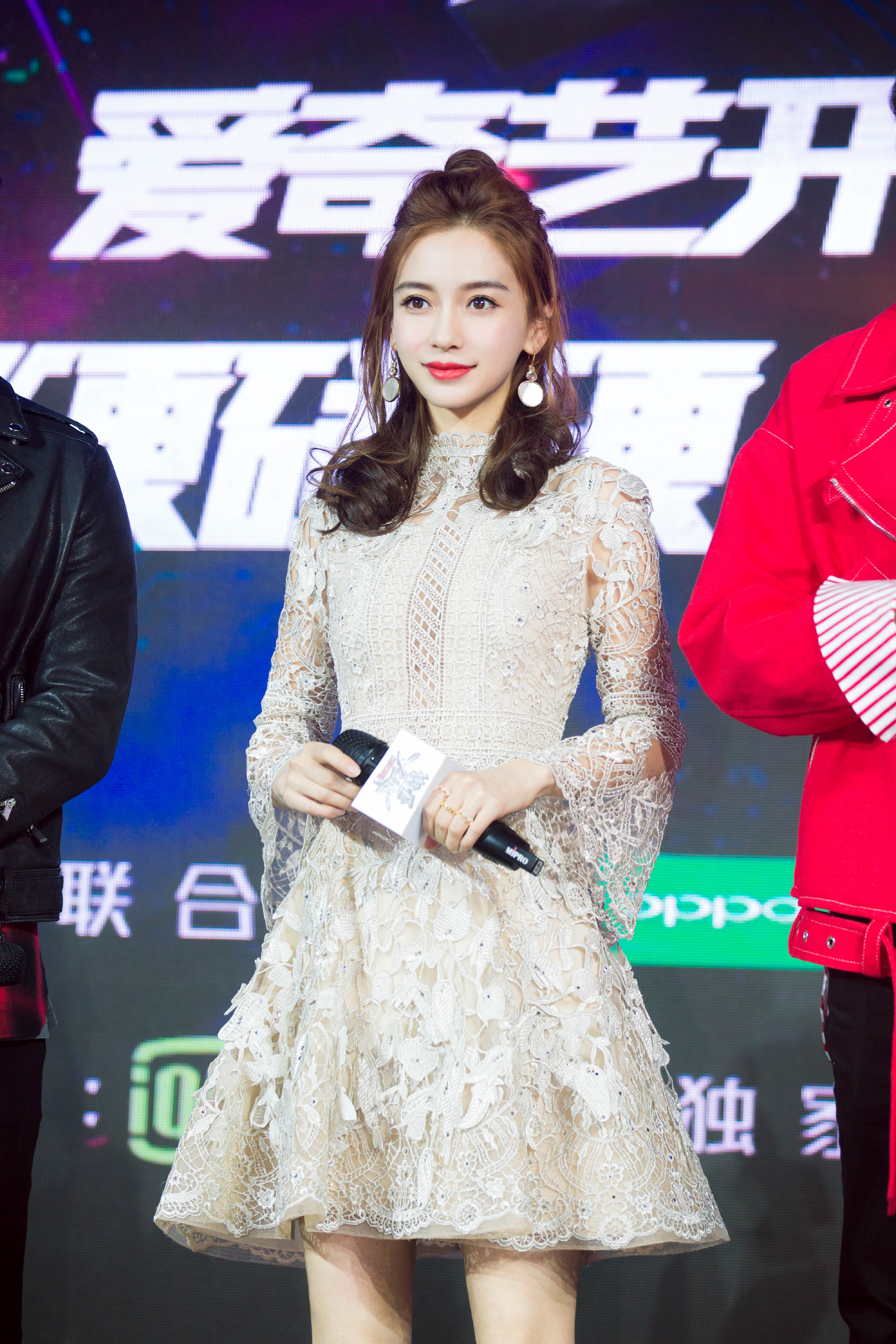 angelababy一袭米白色高定镂空蕾丝短礼裙,什么水平? zt