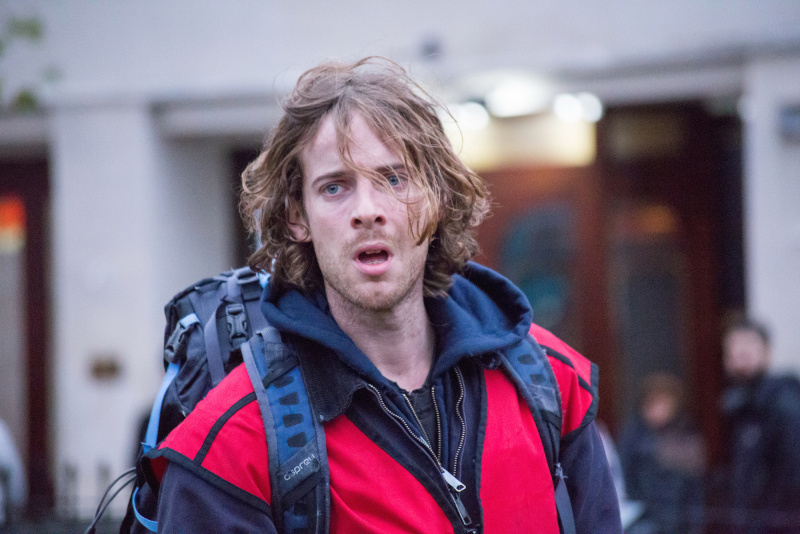 luketreadaway回归继续扮演街头艺人詹姆斯,续集依然聚焦詹姆斯和爱喵