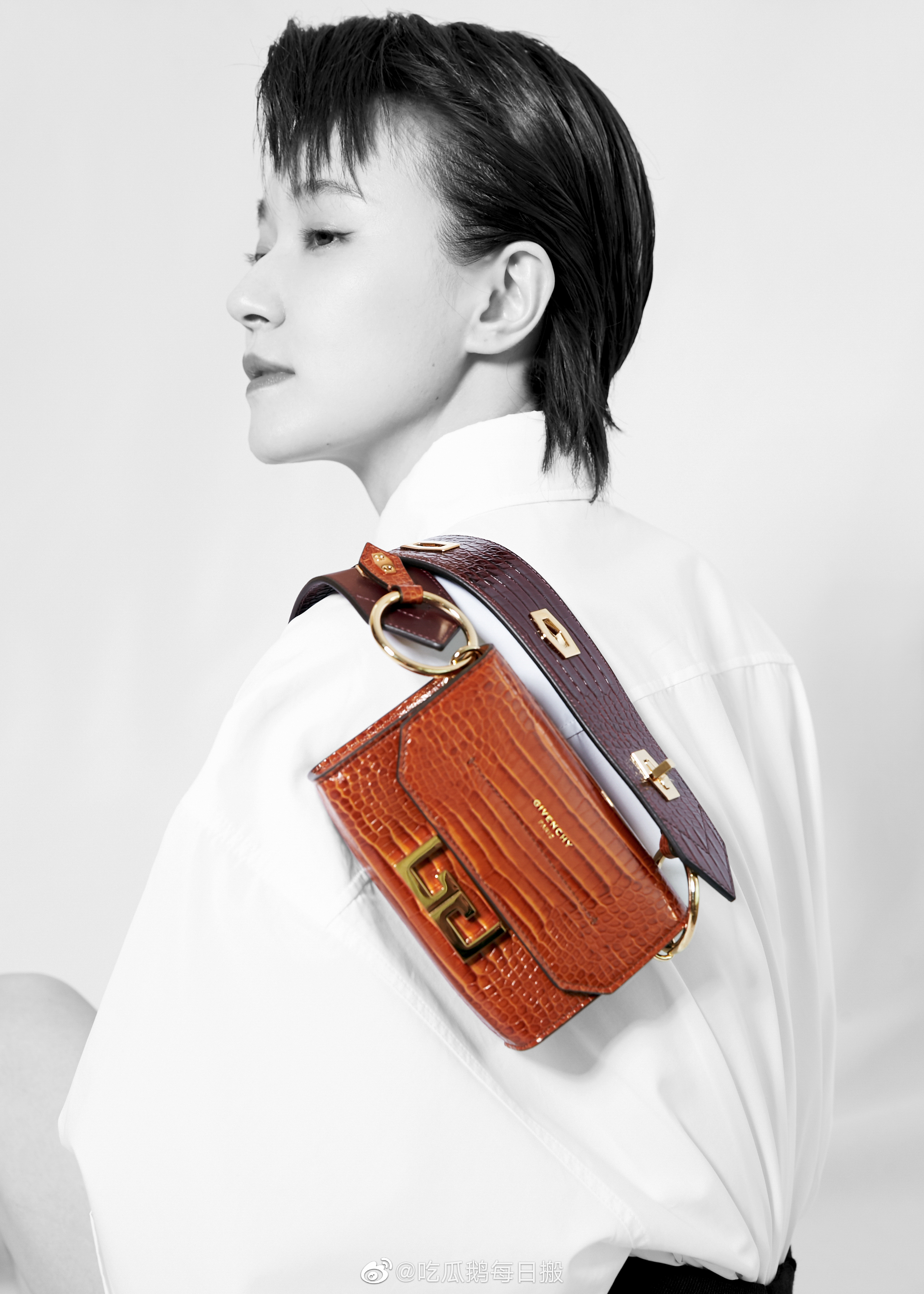 焦俊艳纪梵希活动图,白色上衣加黑色短裙,什么水平? zt