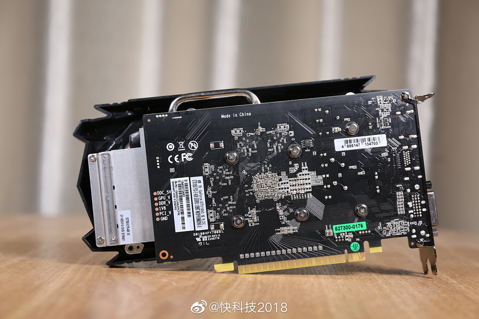 耕升gtx1650炫光oc延续了x的设计风格采用飓风之眼的散热器zt