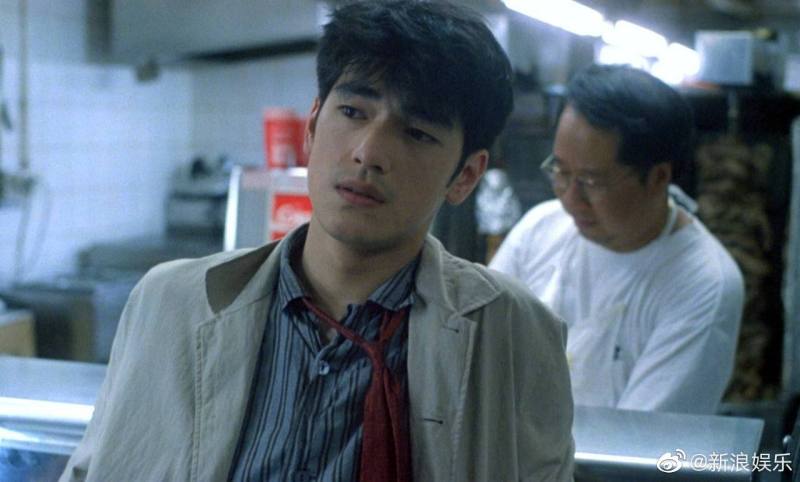 1994年《重庆森林》,金城武饰演失恋的警察何志武,有点话痨却十分温柔