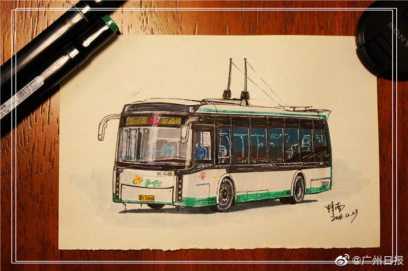 80后小伙用画笔记录广州公交:十年绘出上百辆. zt