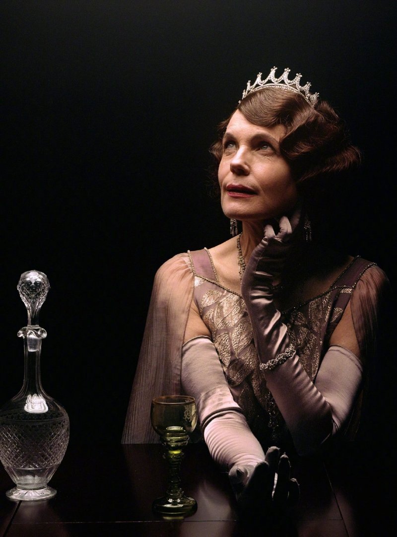 克瑞,休·博内威利,马修·古迪等剧版演员继续出演,伊梅尔达·斯汤顿