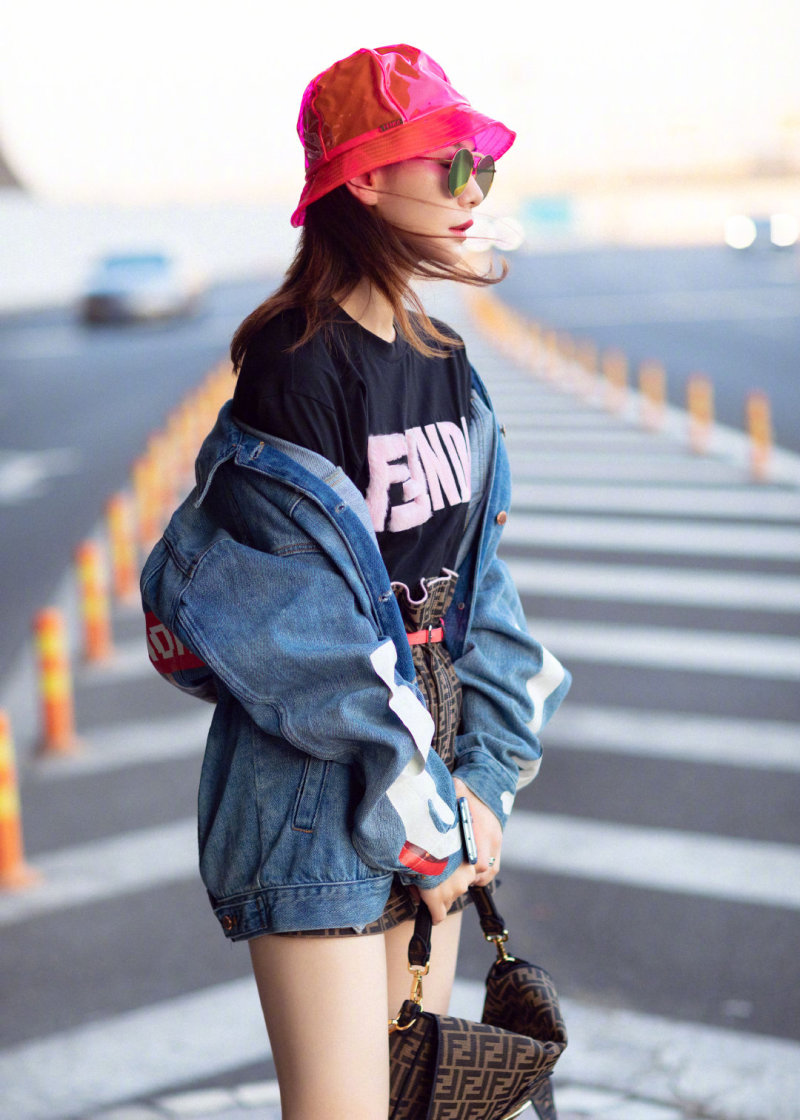 戚薇机场的粉色渔夫帽造型,怎么样? zt