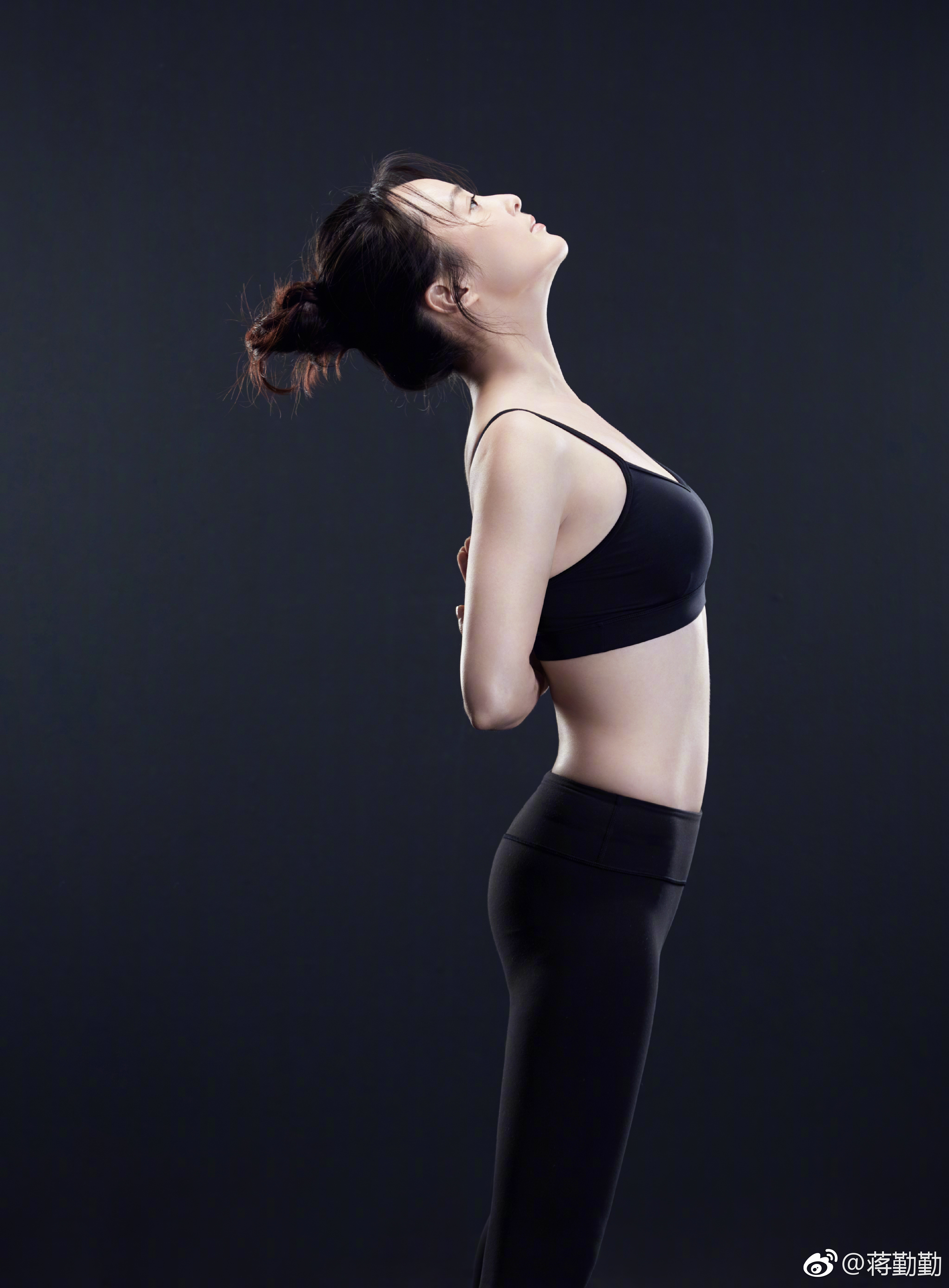 蒋勤勤微博晒健身照年过四十身材依旧这么好经常运动才是保持身体的最