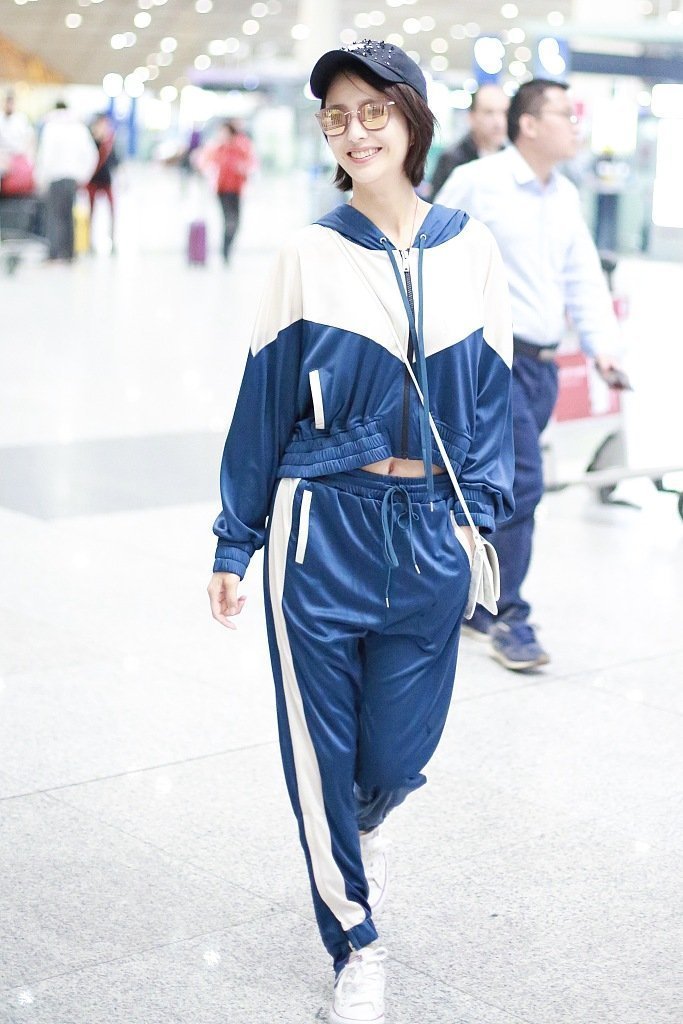 佟丽娅穿校服款运动装变身学生妹,你觉得如何? zt