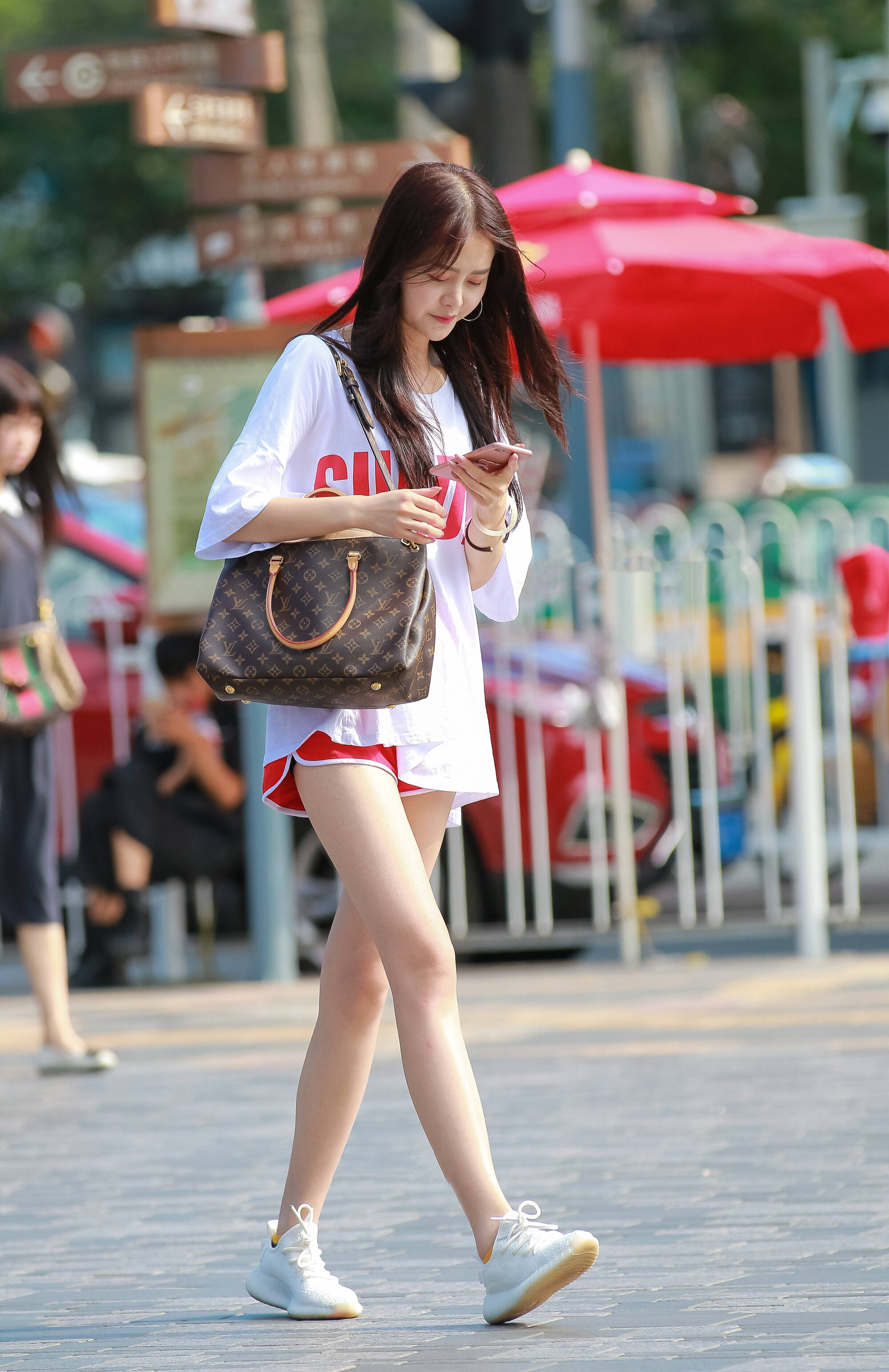 妹子这运动装都这么美jrs你们觉得呢zt