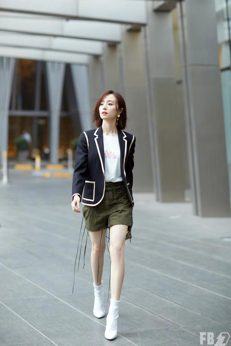 胡冰卿夏日雨中漫步,这身装扮怎么样 zt