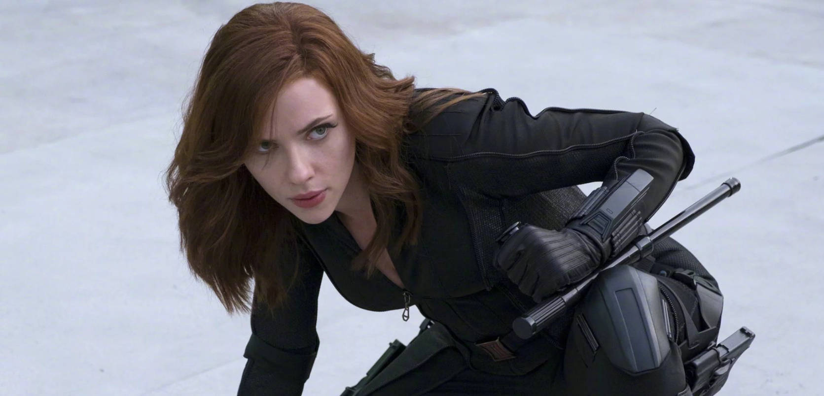 黑寡妇再曝片场新剧照疑似寡姐替身拿着现实宝石zt