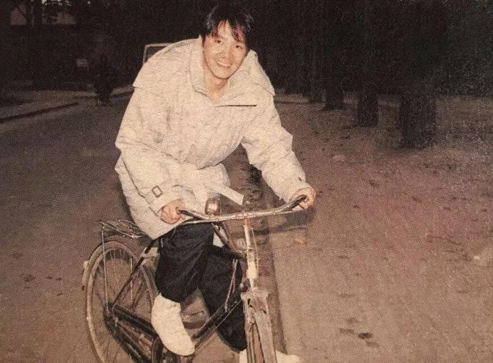 老照片,92年的周星驰,骑着凤凰单车,在街头游玩! zt