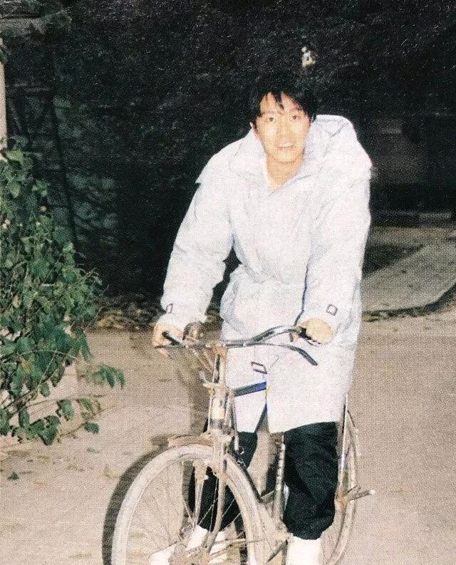老照片,92年的周星驰,骑着凤凰单车,在街头游玩! zt