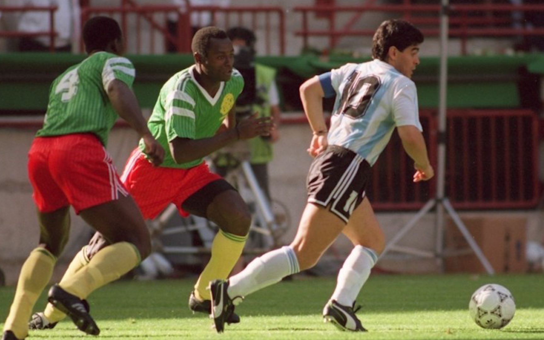 1990年世界杯揭幕战马拉多纳惨遭飞踹阿根廷爆冷不敌喀麦隆