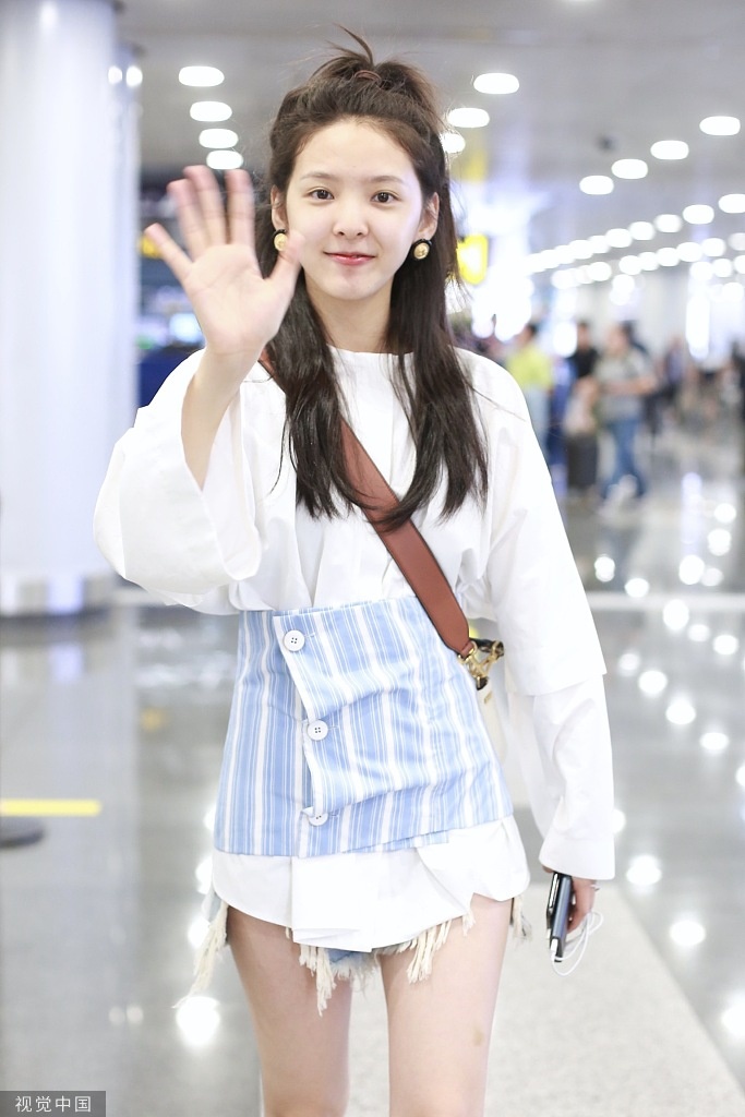 [女神新照]章若楠梳活力半马尾对镜头比心,这造型什么水平? zt