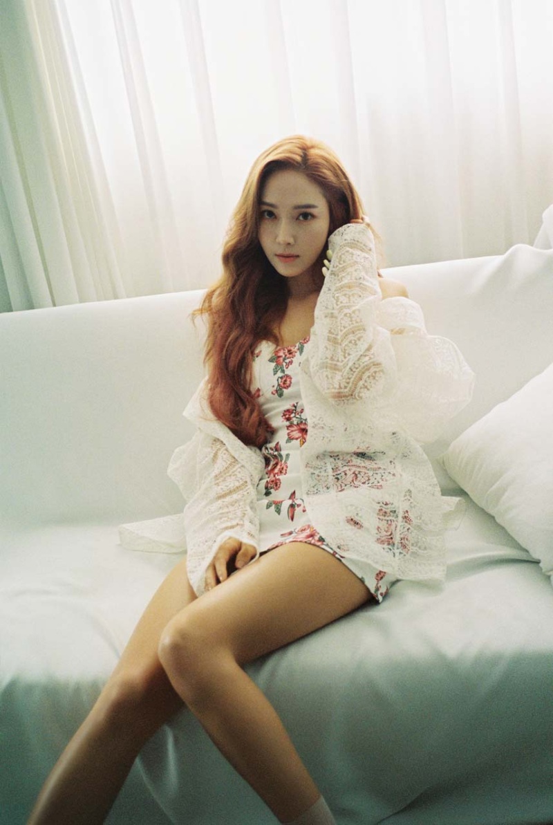 [女神新照]郑秀妍穿黑色背心对镜回眸,展超美肩颈线条职场范十足 zt