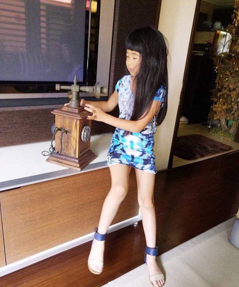 [女神新照]曹格女儿grace近照曝光,好可爱啊 zt