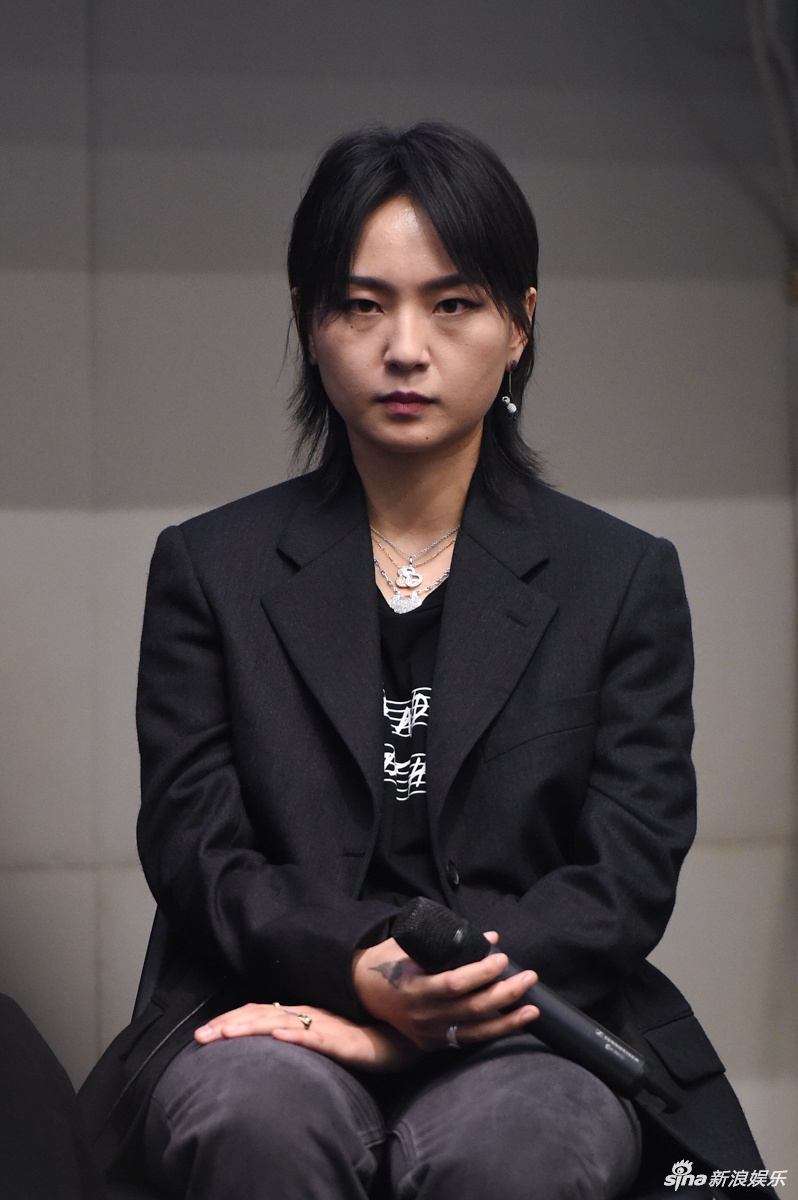 周笔畅一身黑西装出席月相艺术展开幕式zt