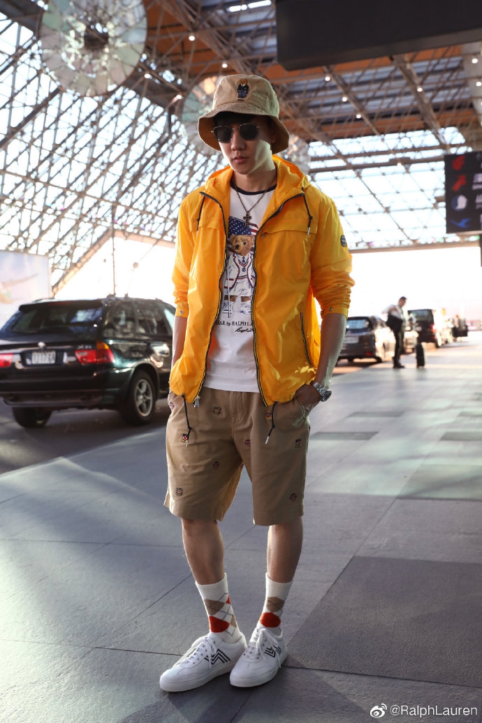 林俊杰机场前往纽约时装秀黄色连帽夹克显阳光活力zt