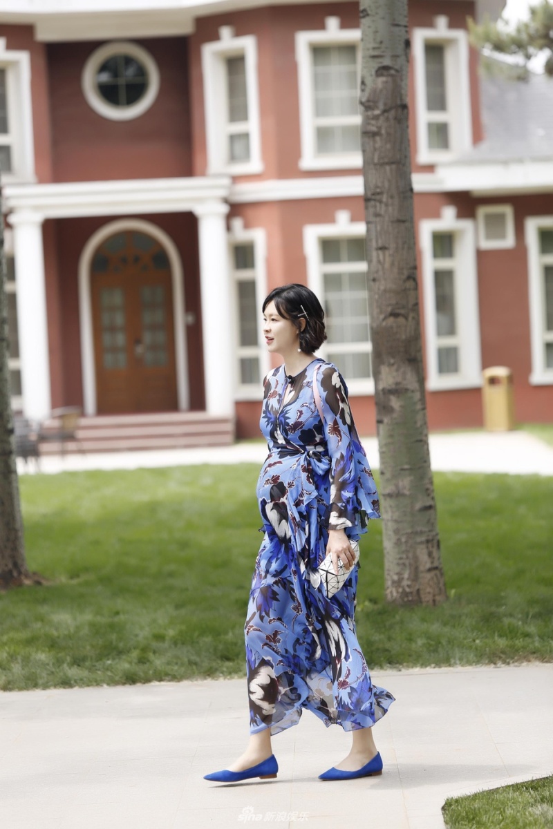 李艾晒产后比基尼走秀视频,腰细腿长小腹平平身材超好 zt