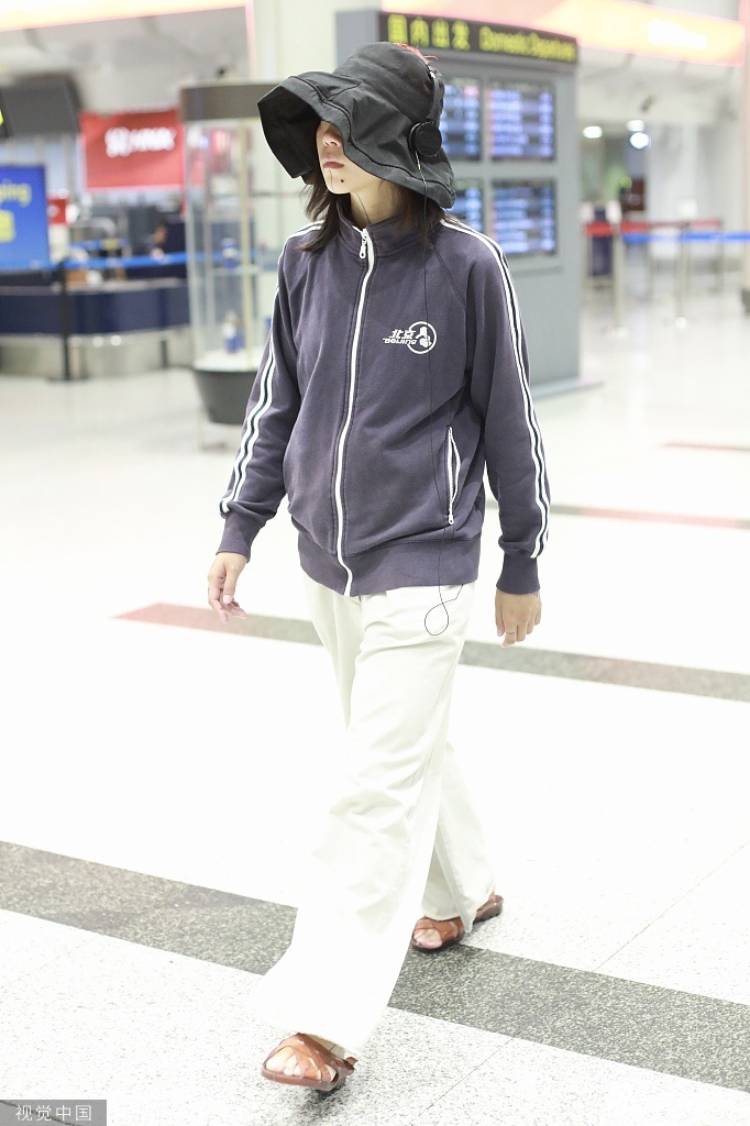 [女神新照]窦靖童运动风现身机场,面对镜头剪刀手略显呆萌 zt