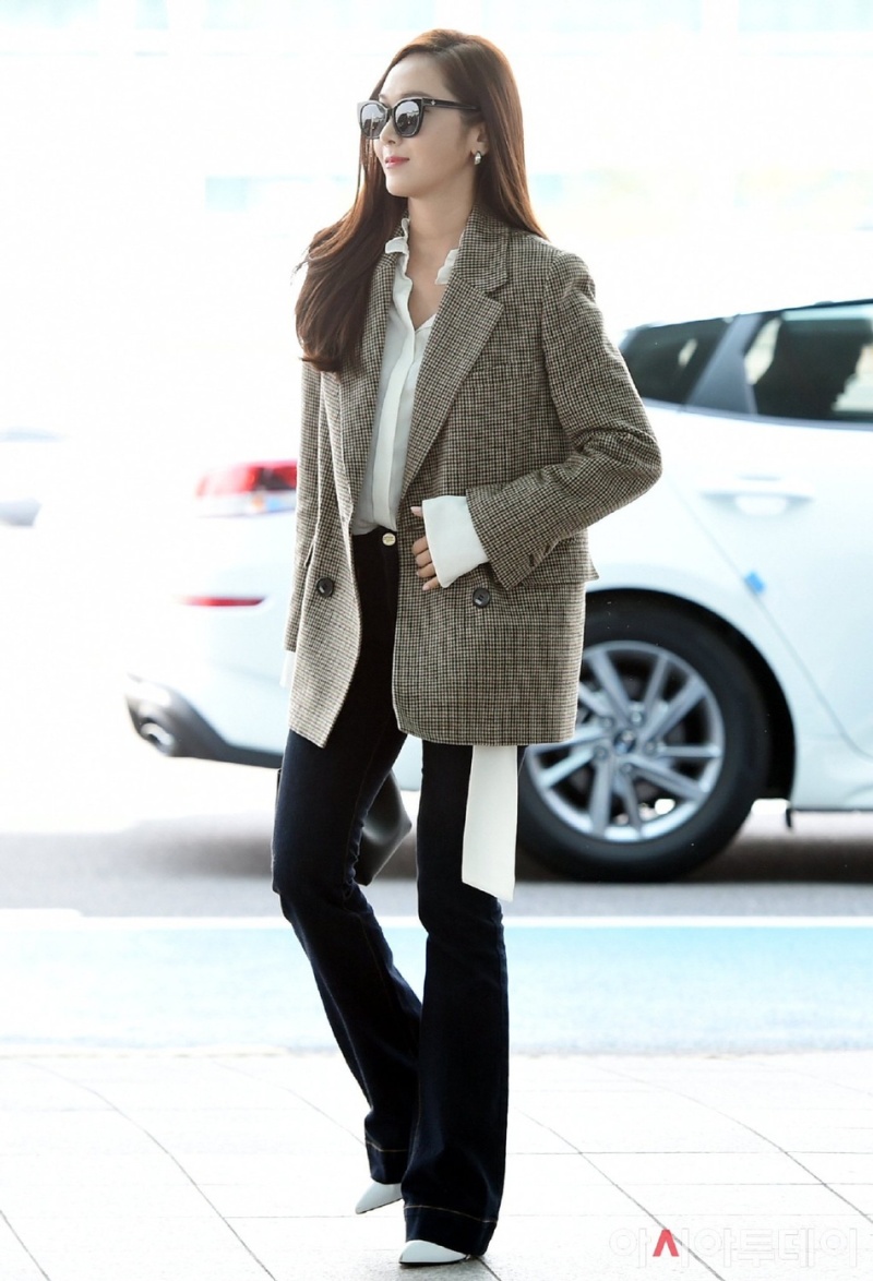 [女神新照]郑秀妍穿百鸟格西装外套配深色长裤现身机场,你给几分? zt
