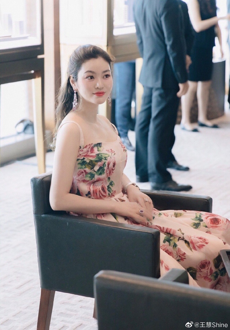 [女神新照]作为《巴啦啦小魔仙》里魔仙女王的扮演者,王慧这波什么