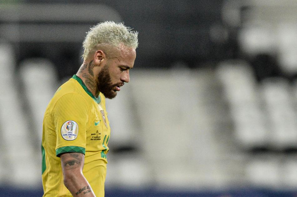 走在时尚的前端,内马尔染上银灰色新发色