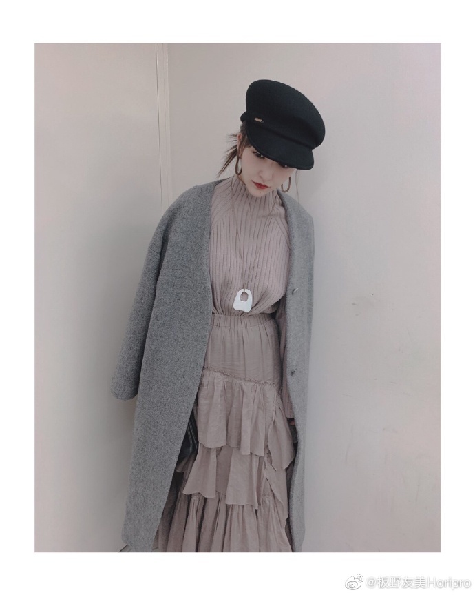 板野友美微博更新私服照 米色衣装配灰色大衣超时尚zt 虎扑
