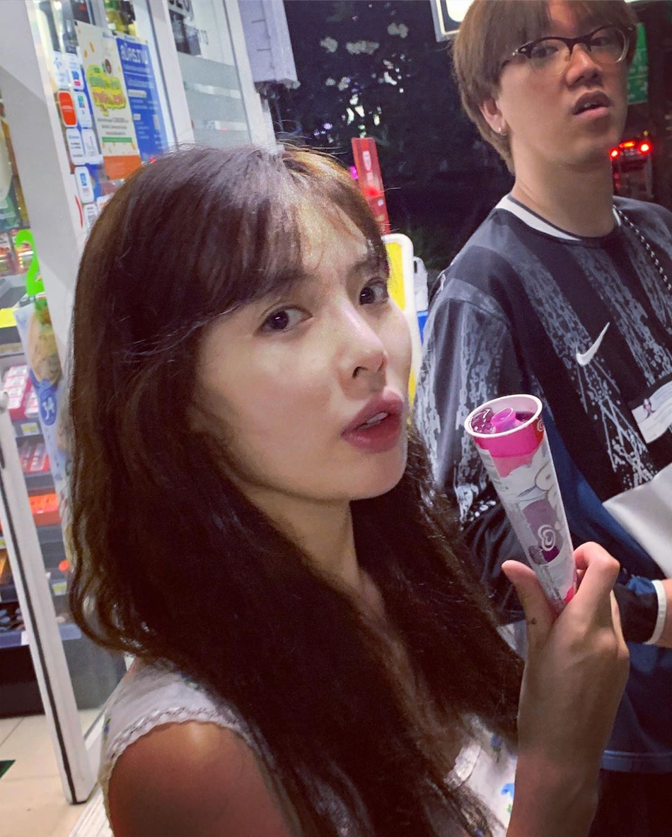 泫雅身穿蕾丝背心自由随性,与男友金晓钟同框秀恩爱. zt