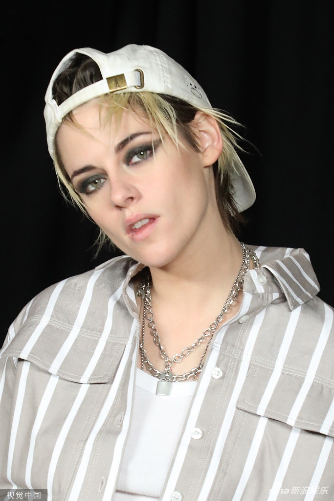 小k克里斯汀烟熏眼妆超勾人合影吐舌花式搞怪zt